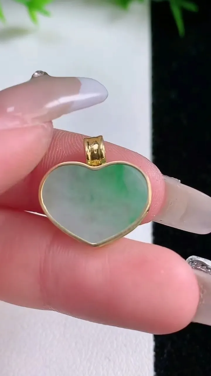 天然A货翡翠爱心吊坠，尺寸13.4-17-4.2，重量:2.80g
1月26日