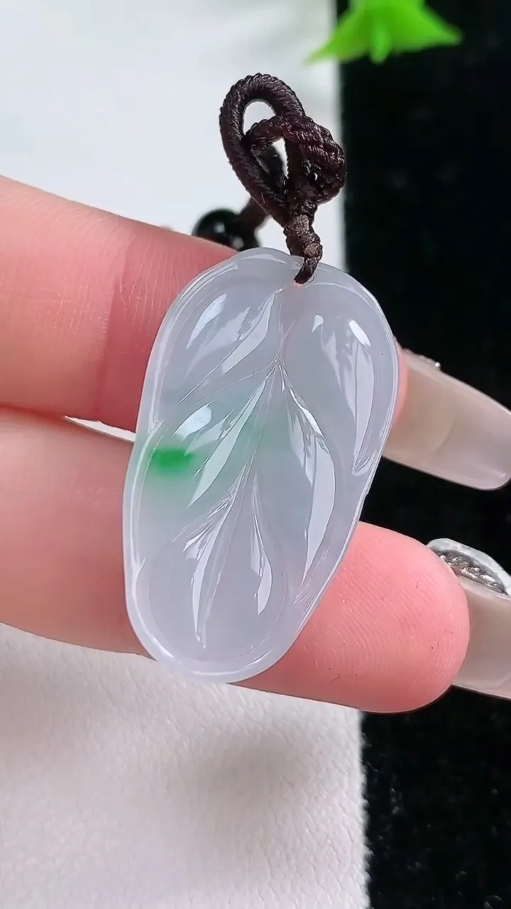 天然A货翡翠金枝玉叶 叶子吊坠，尺寸30-17-3.7重:3.70g
1月26日