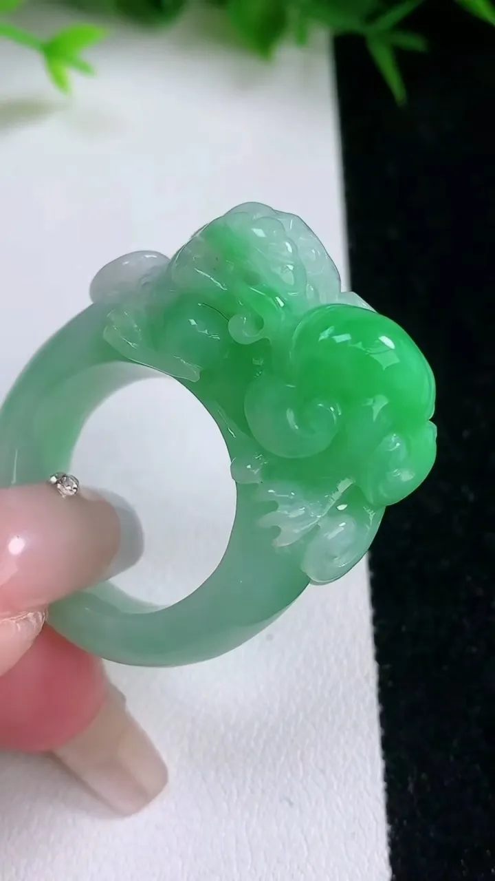 天然A货翡翠霸王貔貅指环扳指，尺寸21.4-30-13.4-17.3，重量:24.42g2026年1月26日
工厂直销收藏佳品,种好水足，色泽均匀，有种有色，上手高大气！