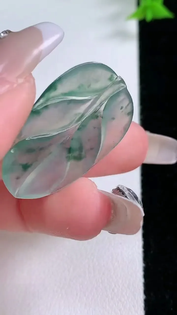 天然A货翡翠冰种飘花金枝玉叶 叶子吊坠，尺寸31.5-21.2-3，重量:3.73g
1月26日