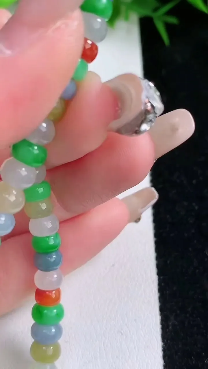 天然A货翡翠四彩算盘珠手串，尺寸6.4-4.5-45颗，重量:14.78g1月26日
工厂直销收藏佳品,种好水足，色泽均匀，有种有色，上手高大气！