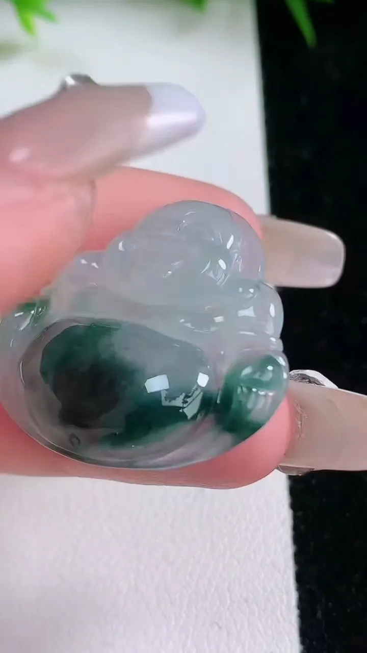 天然A货翡翠飘花佛公吊坠，尺寸29.5-32-5，重量:7.16g
1月26日