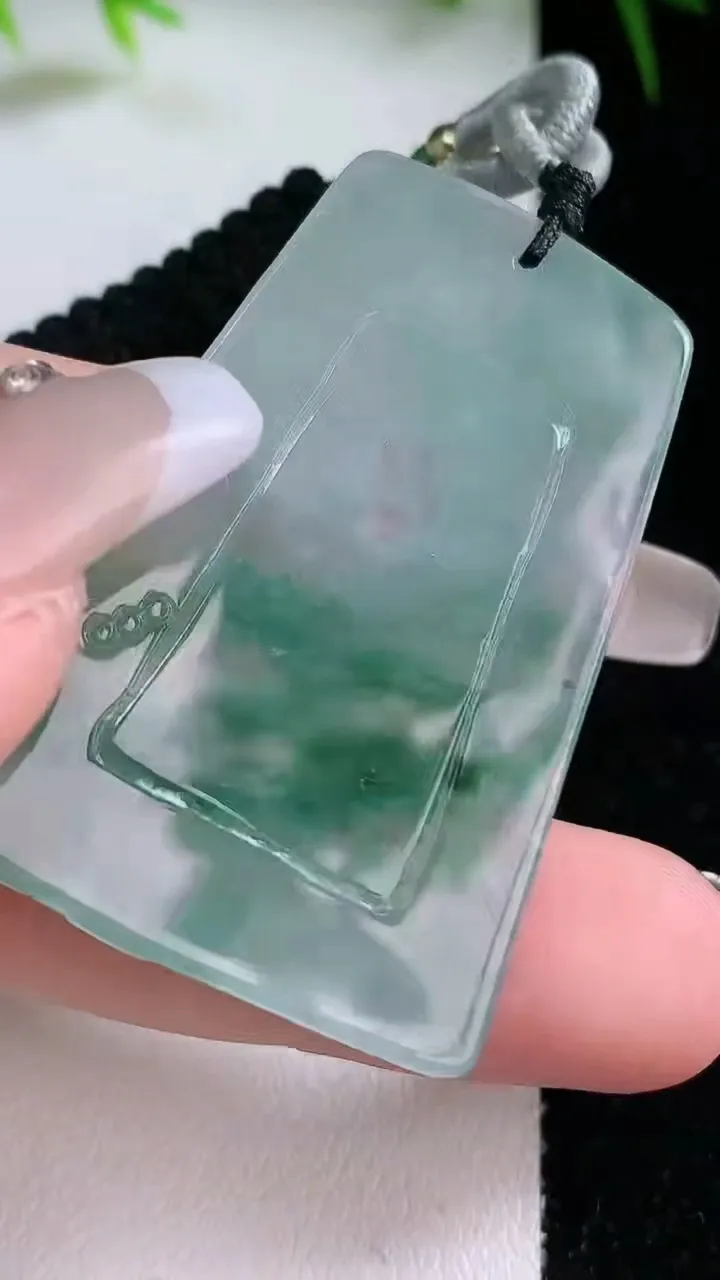 天然A货翡翠飘花生肖鸡吊坠，尺寸45-29.3-3.8，重量:14.14g
1月26日