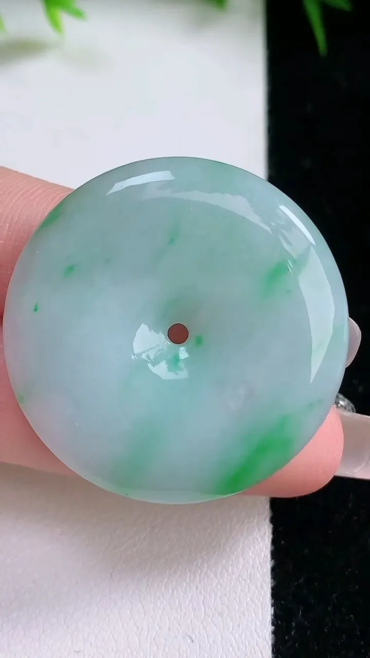 天然A货翡翠平安扣吊坠，尺寸35.5-5.7，重量:16.25g
1月26日