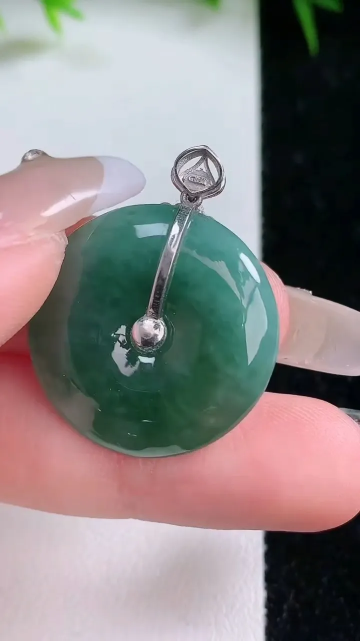 天然A货翡翠平安扣吊坠，尺寸23.3-5.5，重量:7.50g
1月26日