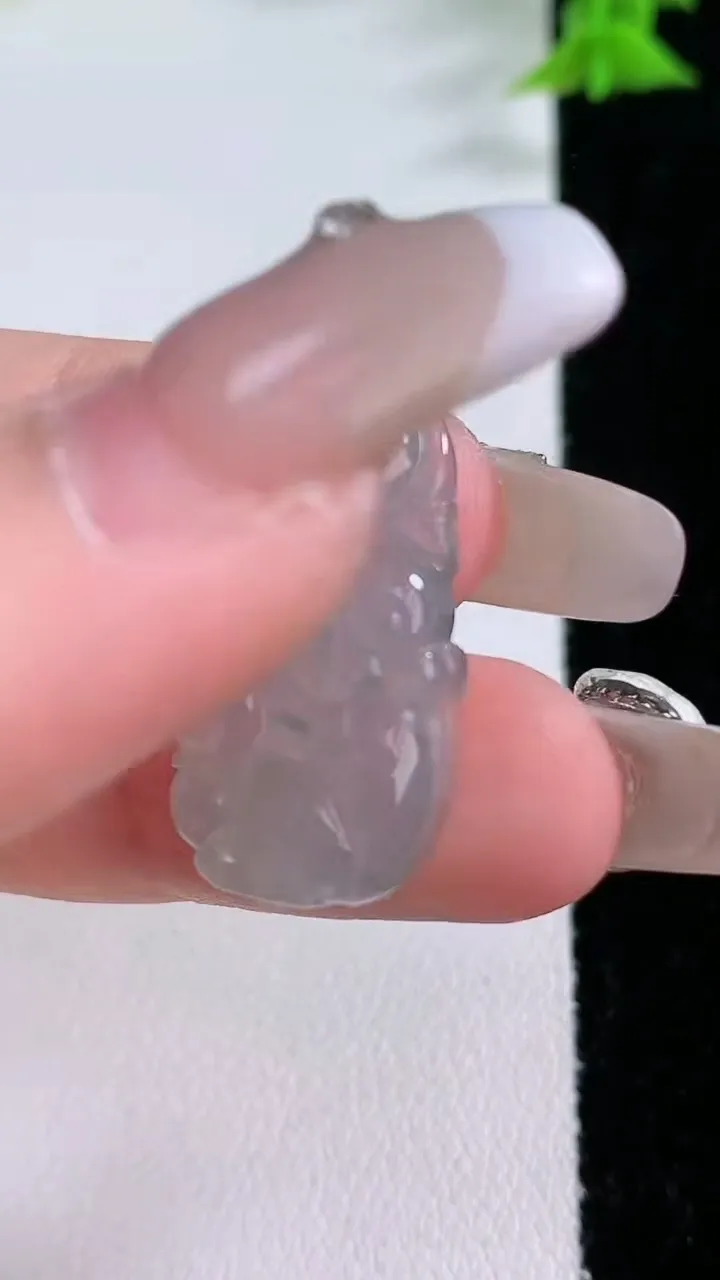 天然A货翡翠种飘花生肖猴吊坠，尺寸23.4-14-4.7，重量:3.53g
1月26日