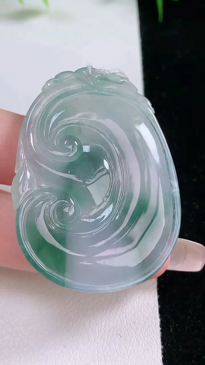 天然A货翡翠冰种飘花如意吊坠，尺寸48-34.7-5，重量:16.91g
1月26日