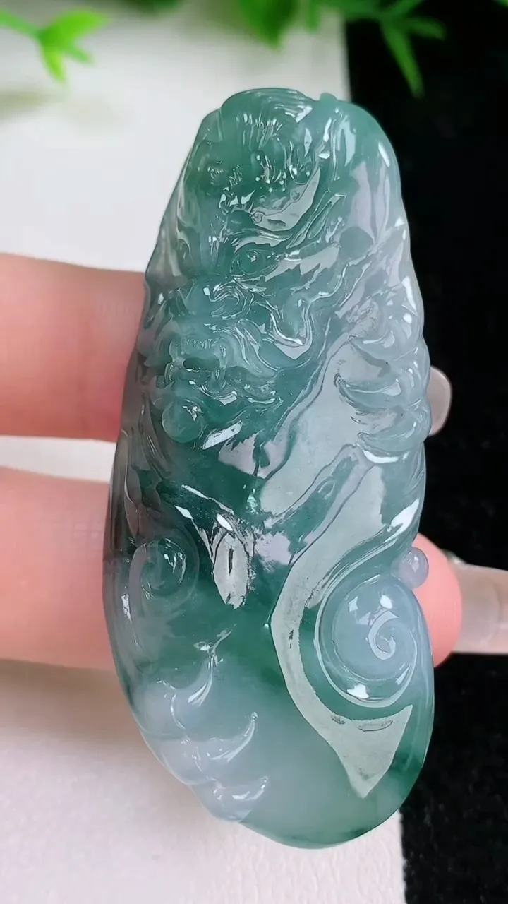 天然A货翡翠飘花龙牌吊坠，尺寸59-25.2-11.8，重量:30.54g
1月26日