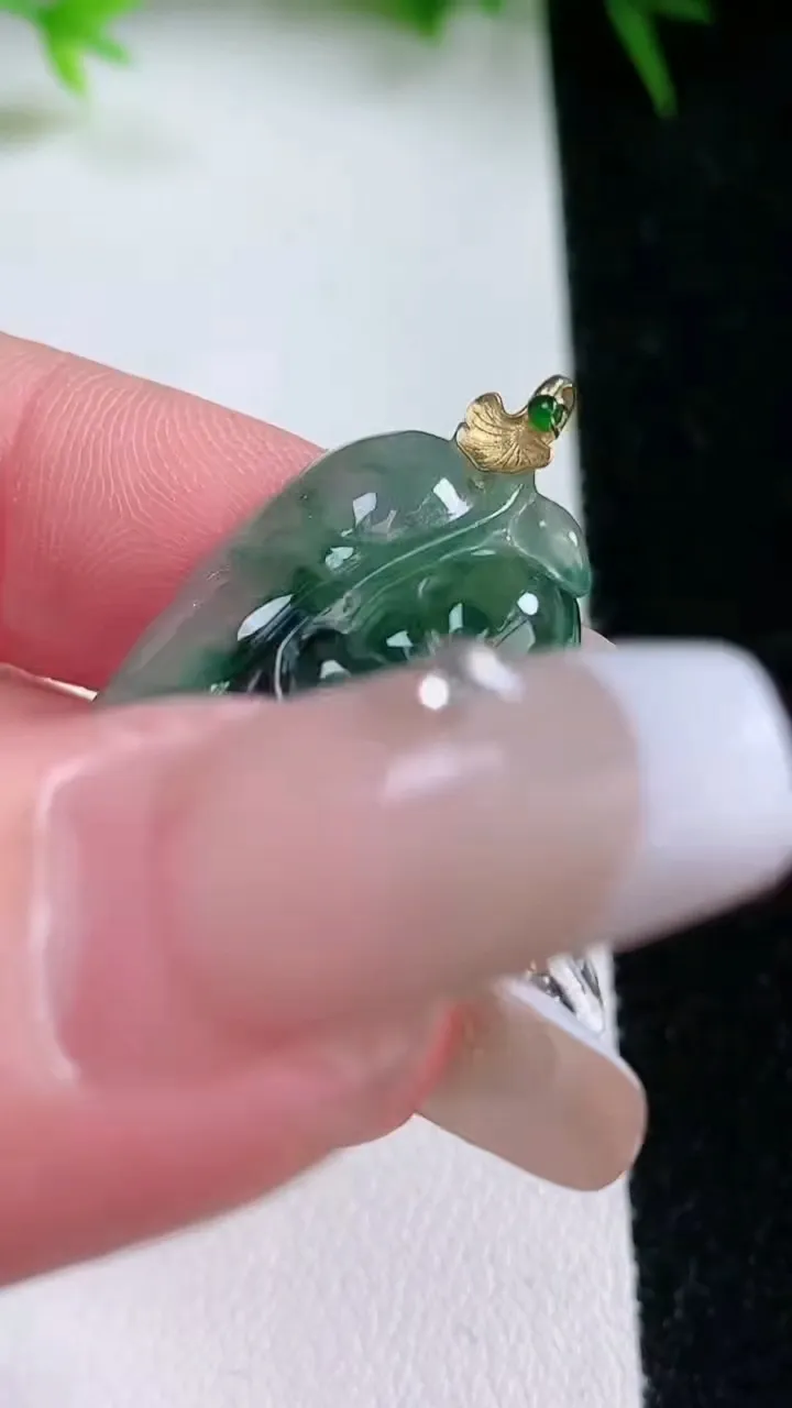 天然A货翡翠18K金飘花金枝玉叶 叶子吊坠，尺寸32.5-16.6-5.9，重量:5.18g
1月2
