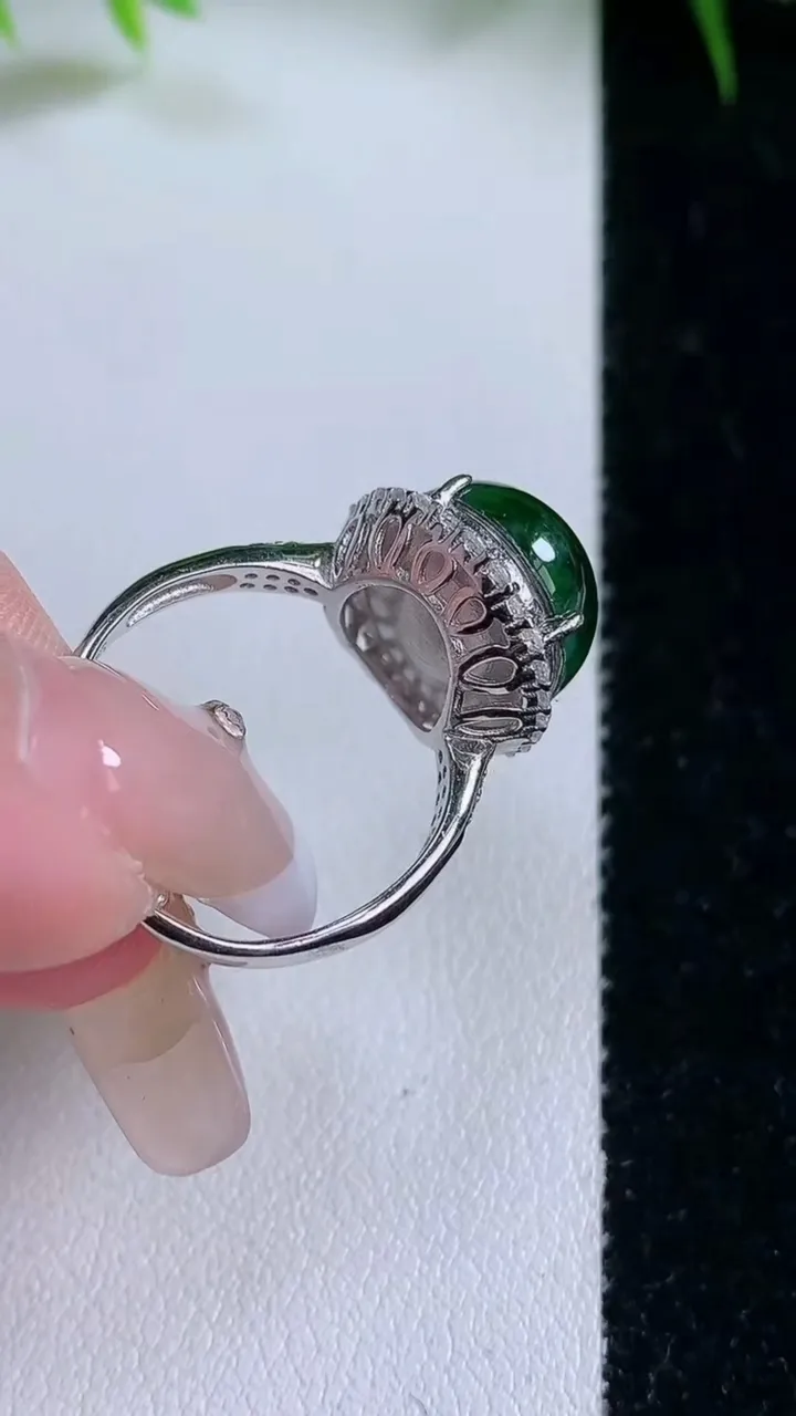 天然A货翡翠蛋面戒指，尺寸13.5-11.7-9.6，重量:4.97g2026年1月26日
工厂直销收藏佳品,种好水足，色泽均匀，有种有色，上手高大气！