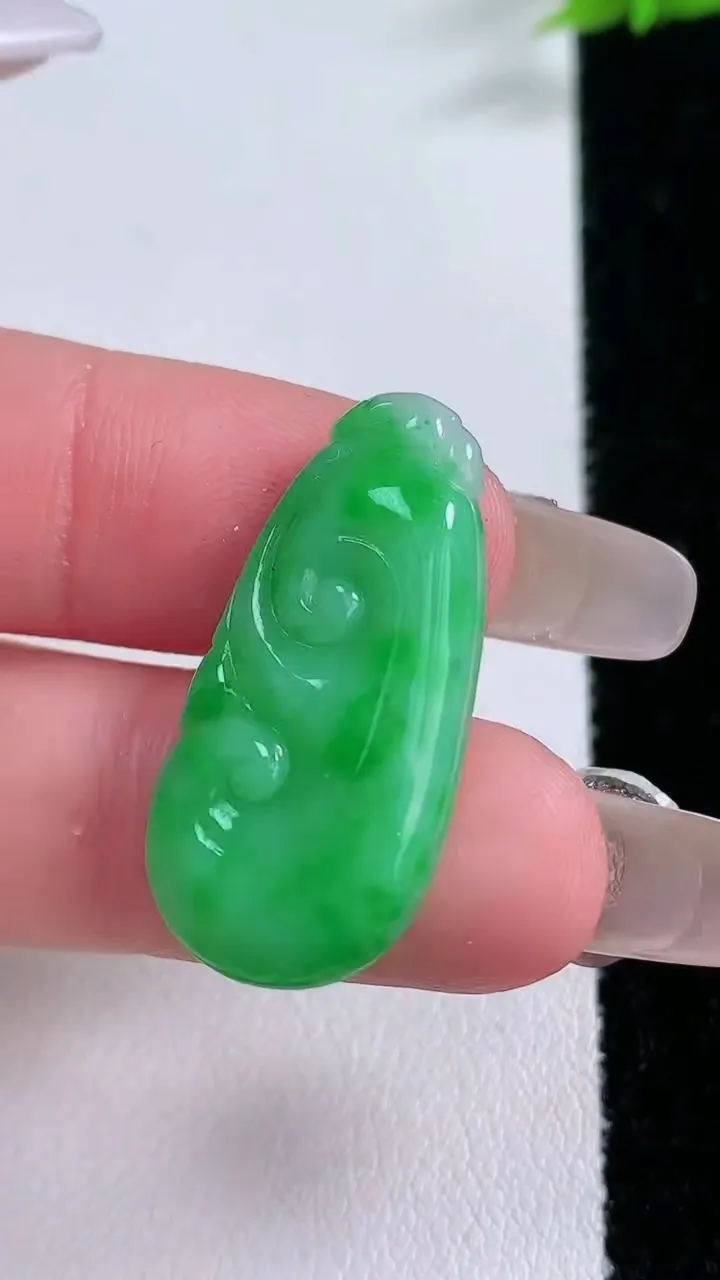 天然A货翡翠如意吊坠，尺寸28.8-14-3.5，重量:3.25g
1月26日
