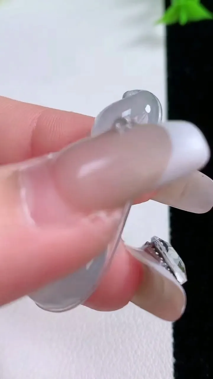 天然A货翡翠冰种飘花福豆吊坠，尺寸37-16.3-5.9，重量:6.52g
1月26日