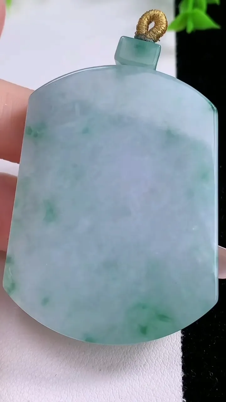 天然A货翡翠飘花无事牌吊坠，尺寸54.3-41.2-6.4，重量:43.77g
1月26日