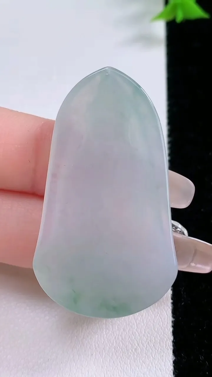 天然A货翡翠飘花观音菩萨吊坠，尺寸46-26.8-5.7，重量:13.02g
1月26日