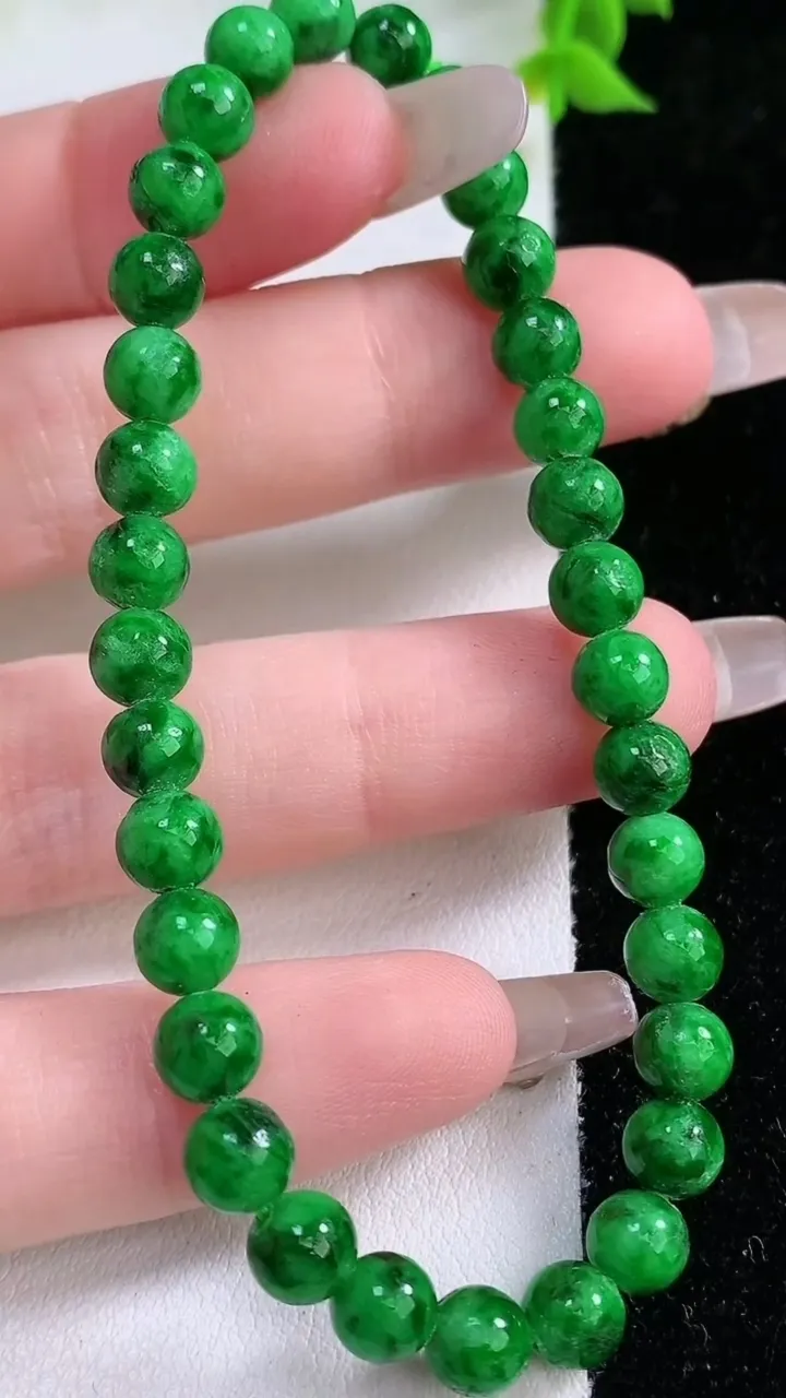 天然A货翡翠圆珠手串，尺寸5.8-33颗，重:11.08g1月26日
工厂直销收藏佳品,种好水足，色泽均匀，有种有色，上手高大气！