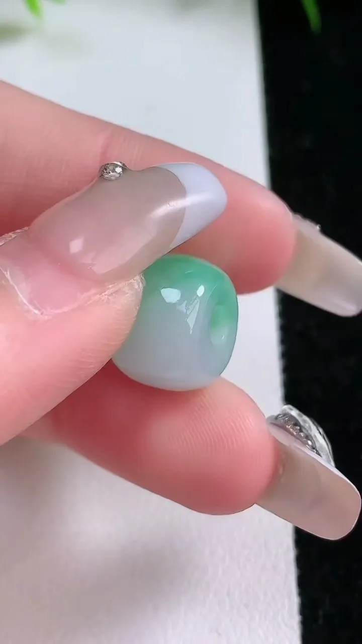 天然A货翡翠路路通吊坠，尺寸13-10，重量:4.14g
1月26日