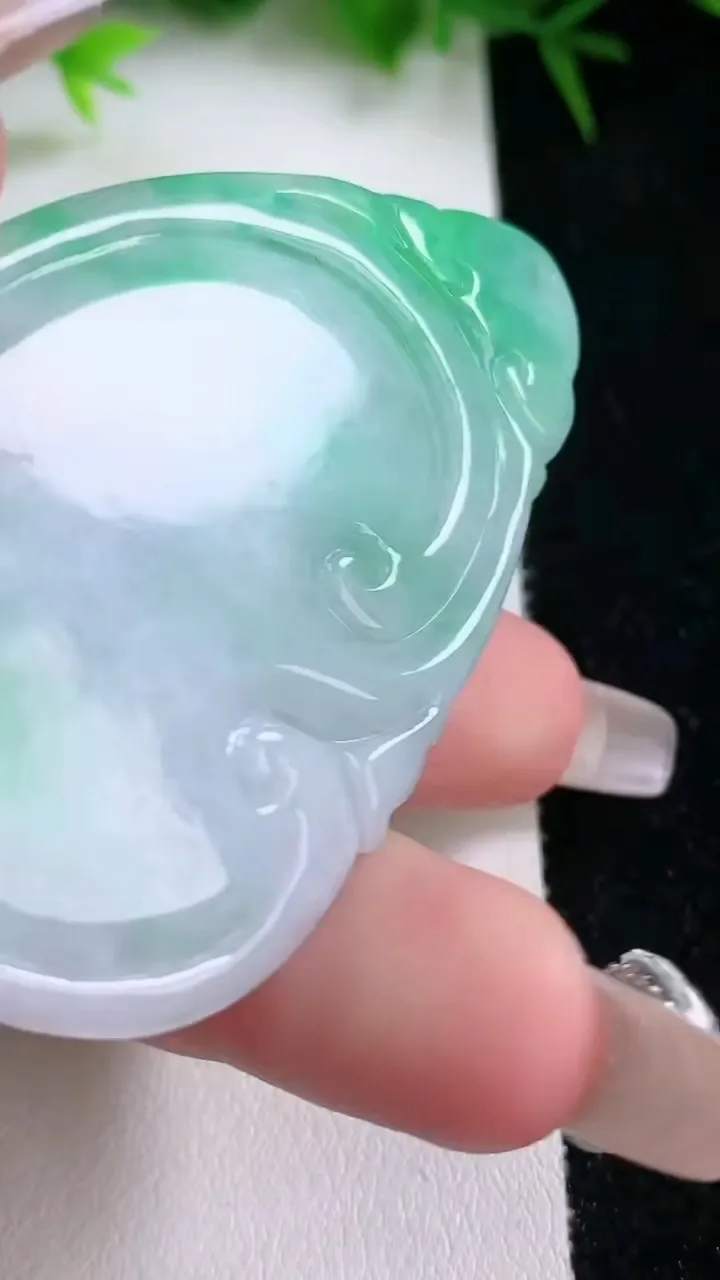 天然A货翡翠如意吊坠，尺寸62.8-38.4-6，重量:32.69g
1月26日