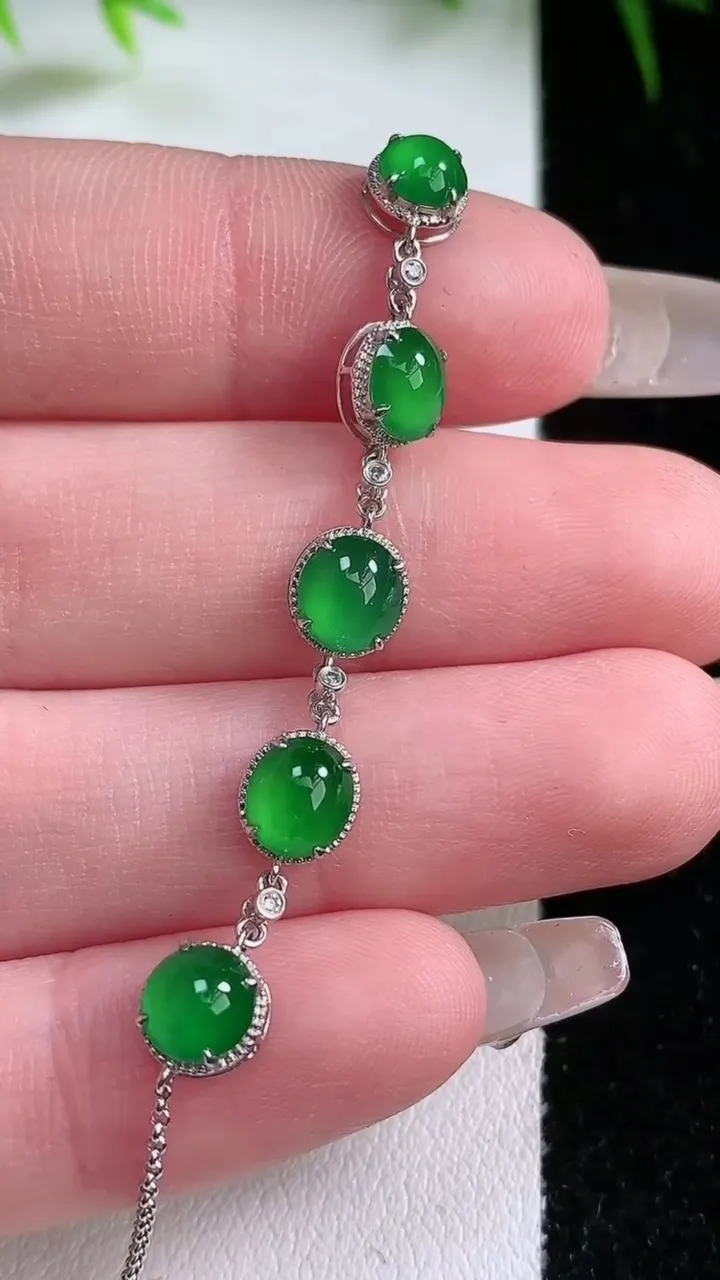 天然A货翡翠蛋面手链，尺寸6-3.7，重量:3.00g
1月26日