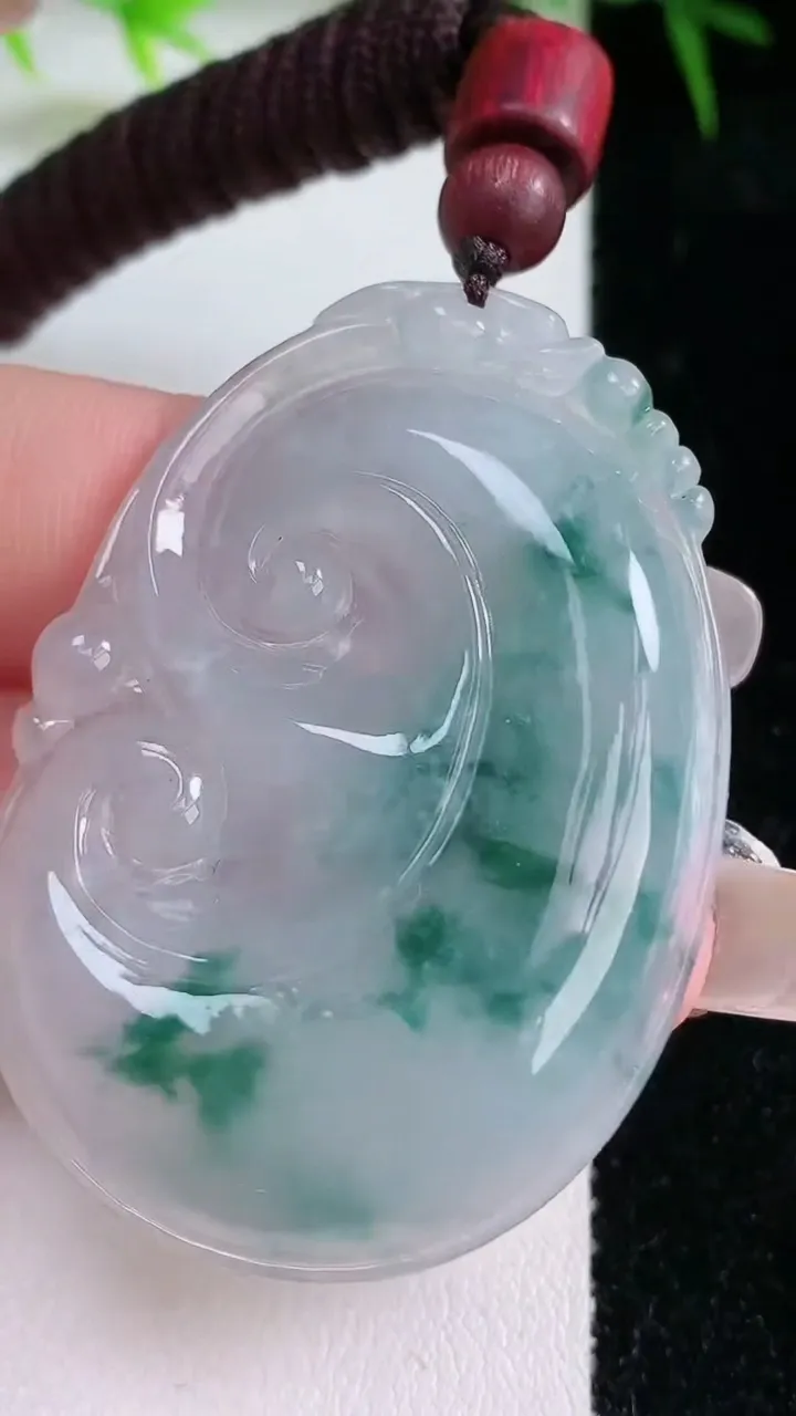 天然A货翡翠飘花如意吊坠，尺寸48.7-33.7-5.8，重量:20.44g
1月26日