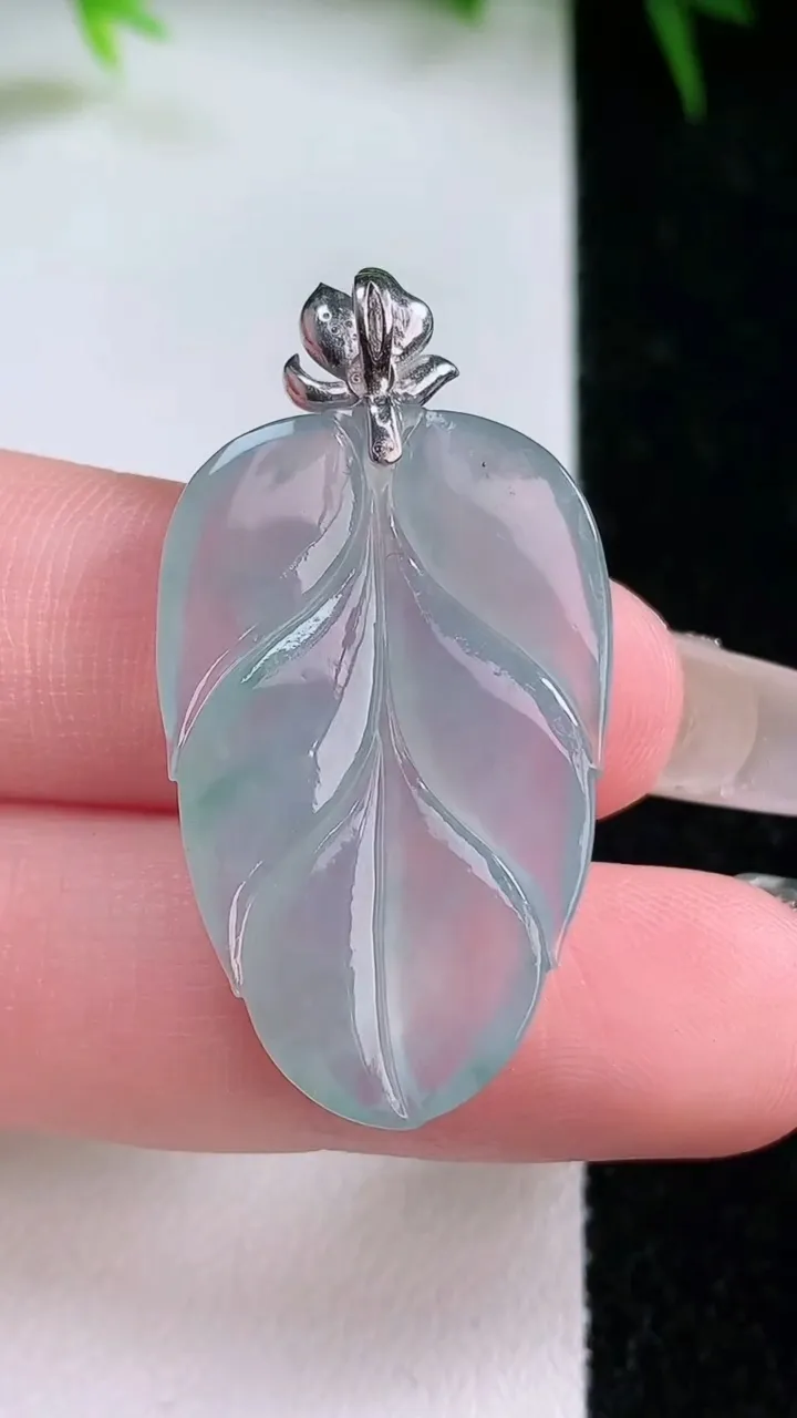 天然A货翡翠种飘花金枝玉叶 叶子吊坠，尺寸30.2-19.5-3.8，重量:5.08g
1月26日