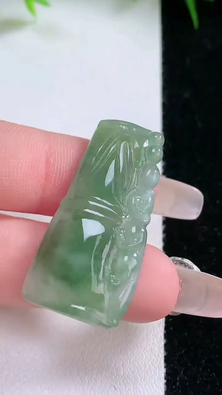 天然A货翡翠节节高升 竹节吊坠，尺寸35-18.3-4.4，重量:5.96g
1月26日