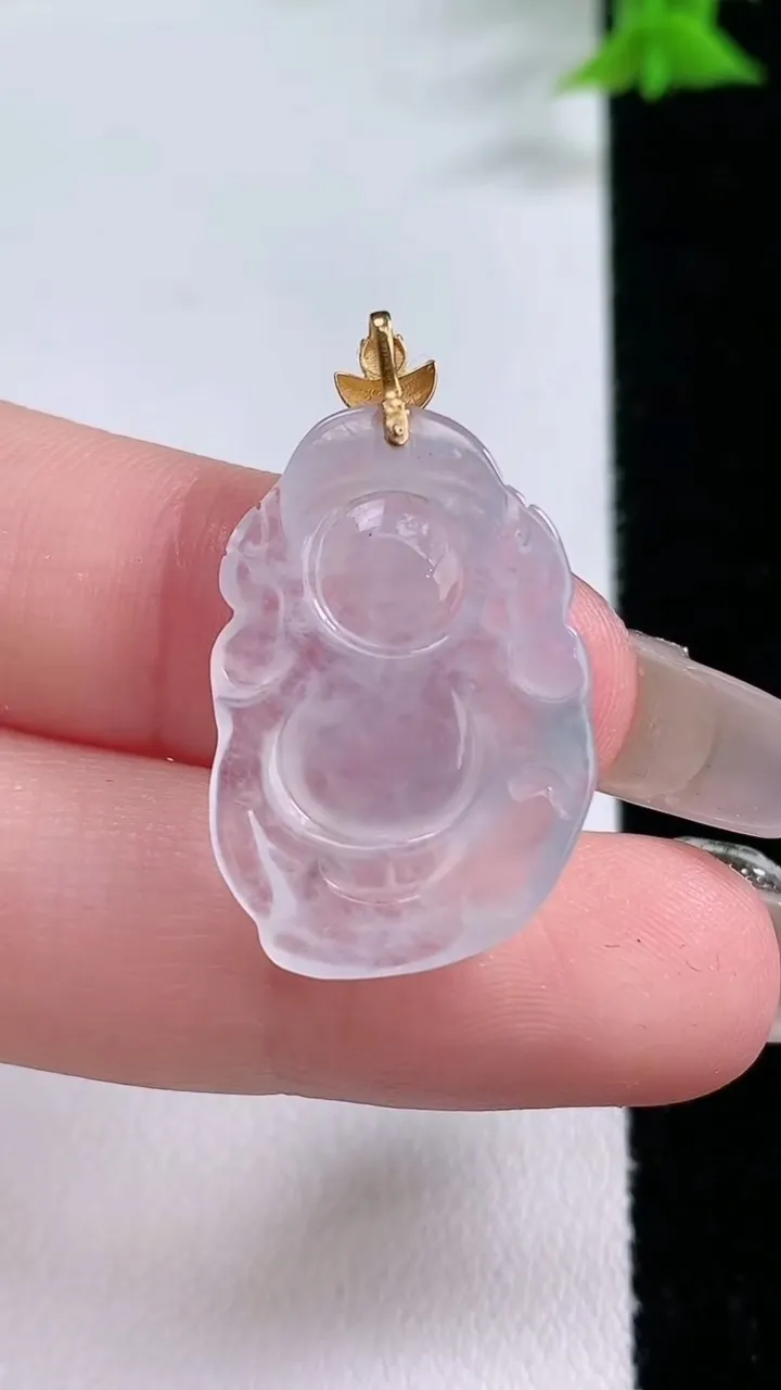 天然A货翡翠财神爷吊坠，尺寸24.3-17.5-3.8，重量:2.73g
1月26日