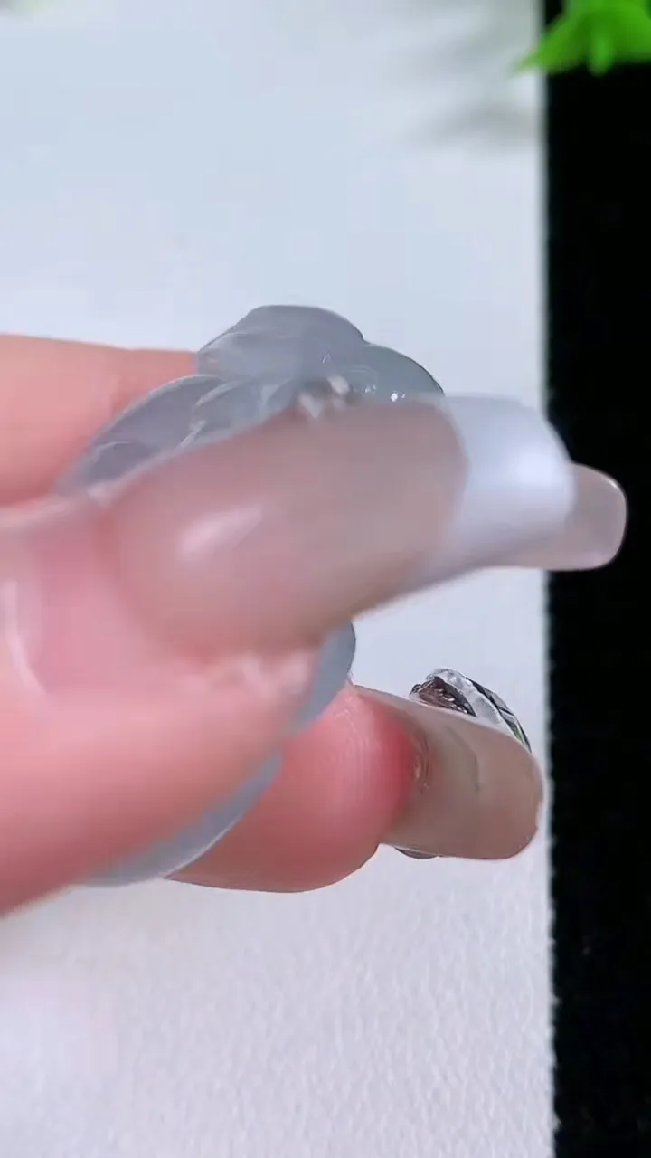 天然A货翡翠生肖兔吊坠，尺寸34.2-26.7-9.6，重量:18.50g
1月26日