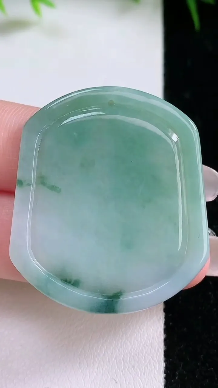 天然A货翡翠生肖鸡吊坠，尺寸38.4-33.6-4.5，重量:11.21g
1月26日