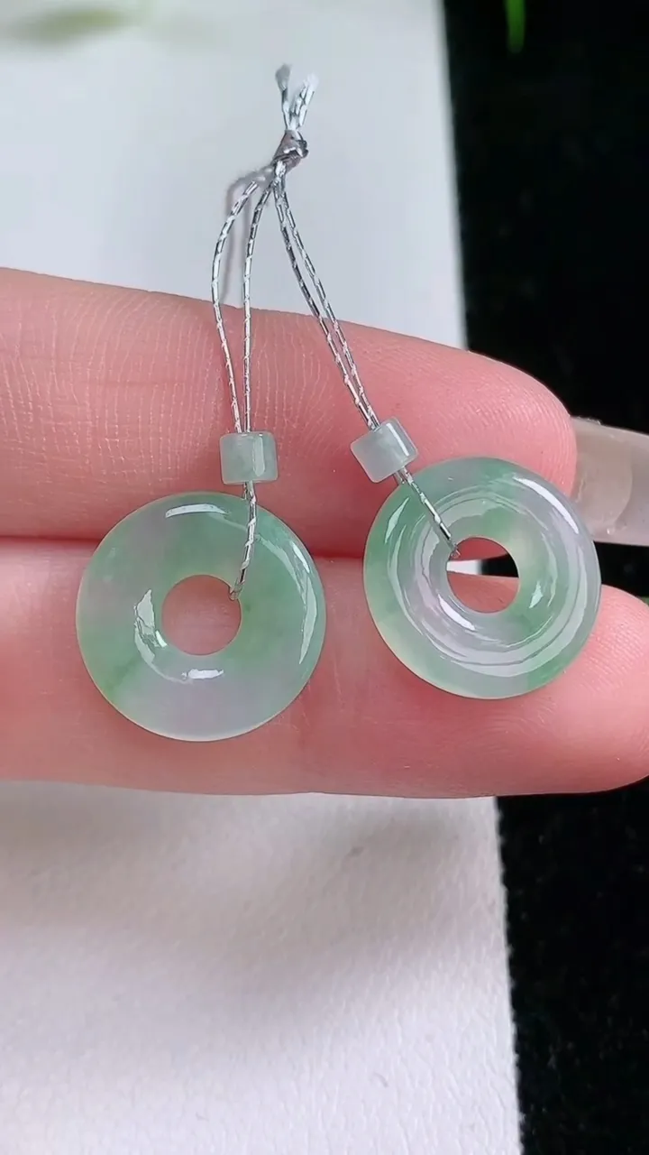 天然A货翡翠平安环吊坠一对，尺寸14.7-2.3，重量:2.47g
1月26日