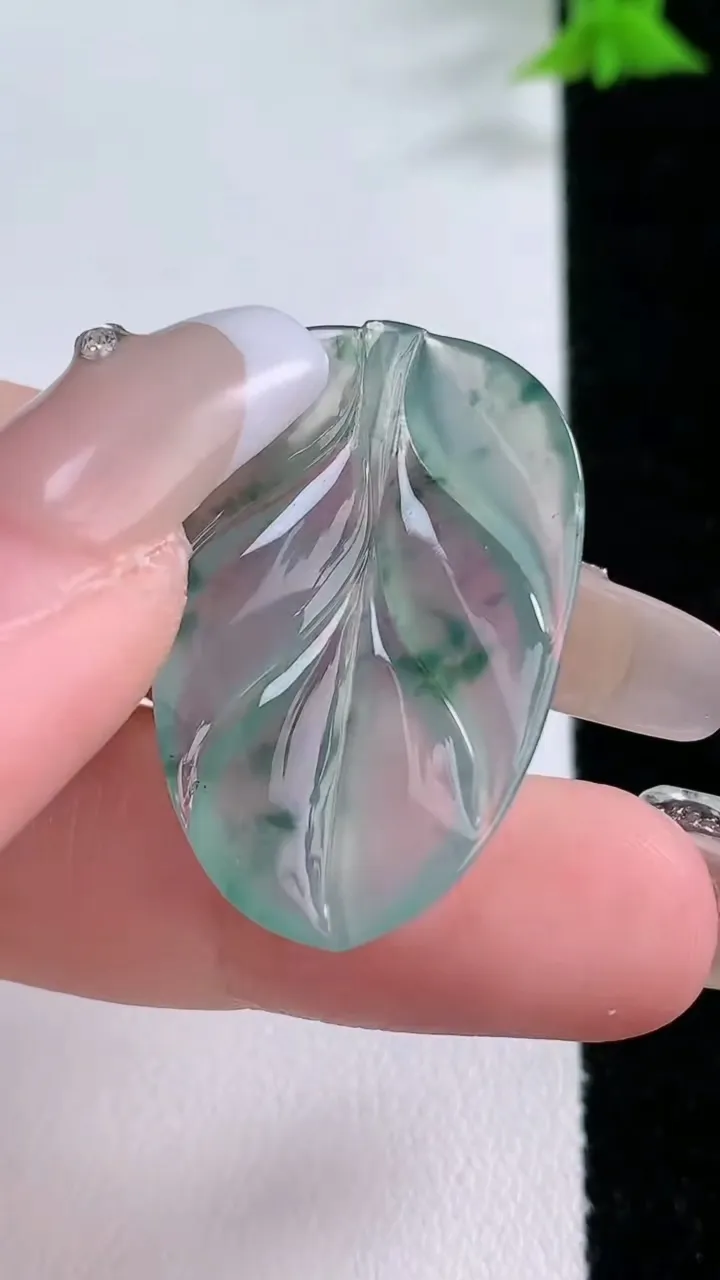 天然A货翡翠冰种飘花金枝玉叶 叶子吊坠，尺寸31.5-21.2-3，重量:3.73g
1月26日