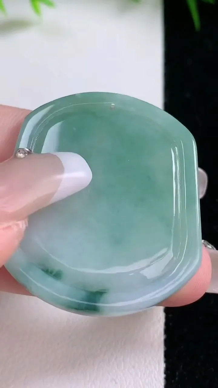 天然A货翡翠生肖鸡吊坠，尺寸38.4-33.6-4.5，重量:11.21g
1月26日