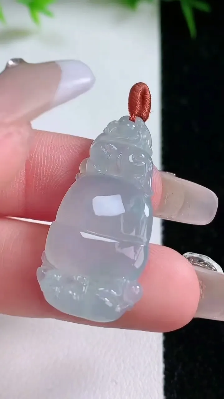 天然A货翡翠葫芦吊坠，尺寸33.7-16-4.7，重量:4.44g
1月26日