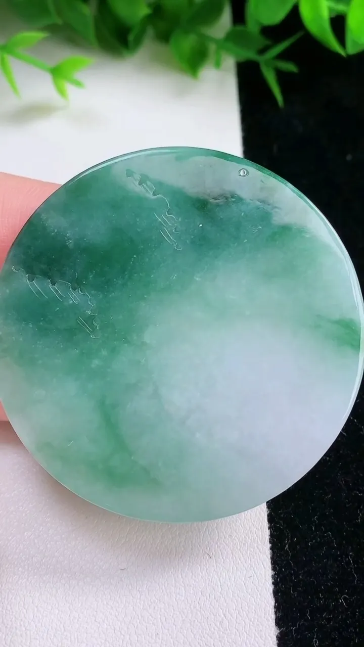 天然A货翡翠山水牌吊坠，尺寸52.4-5.6，重量:35.28g
1月26日