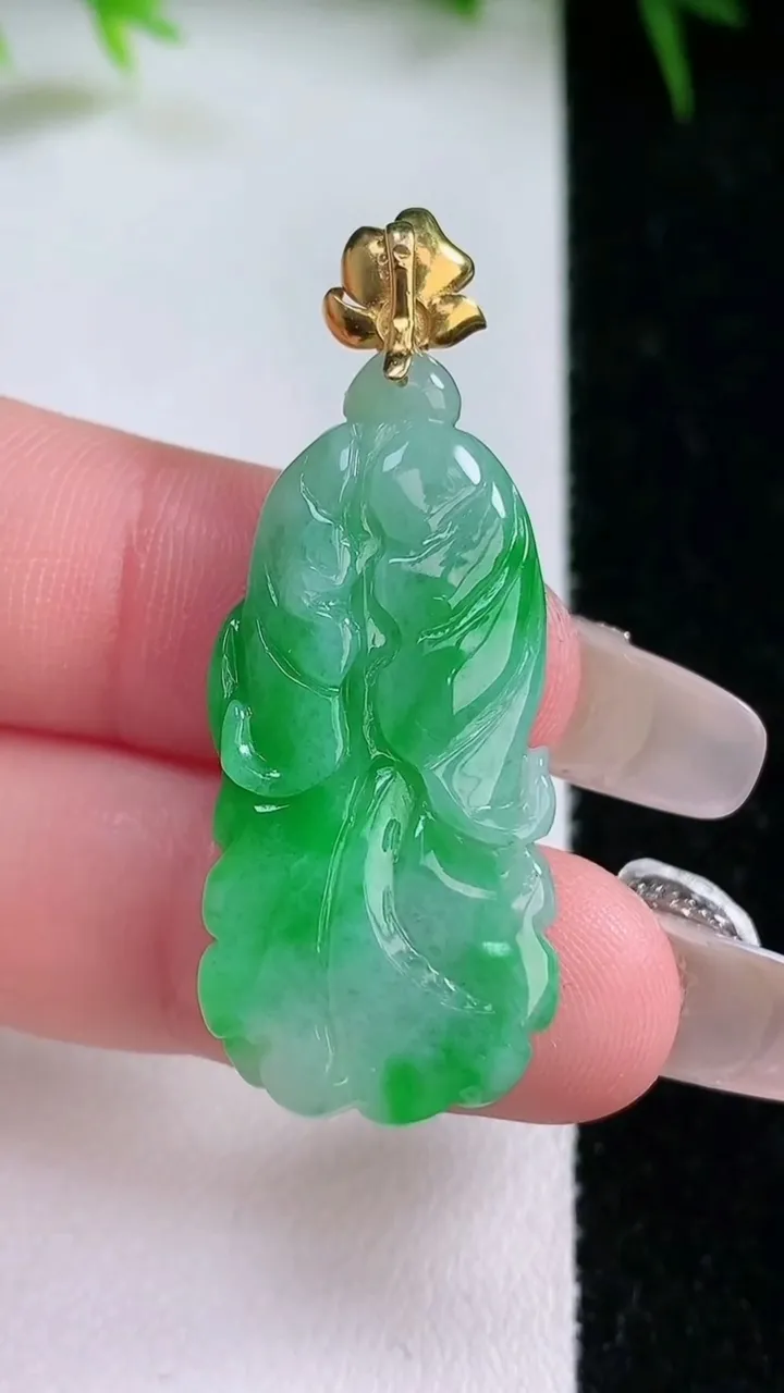 天然A货翡翠白菜吊坠，尺寸32.6-15.4-6，重量:6.31g
1月26日