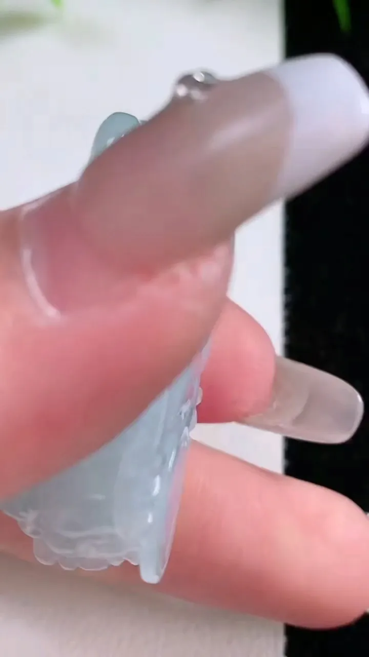 天然A货翡翠飘花霸王貔貅吊坠，尺寸44-27-12.7，重量:25.04g
1月26日