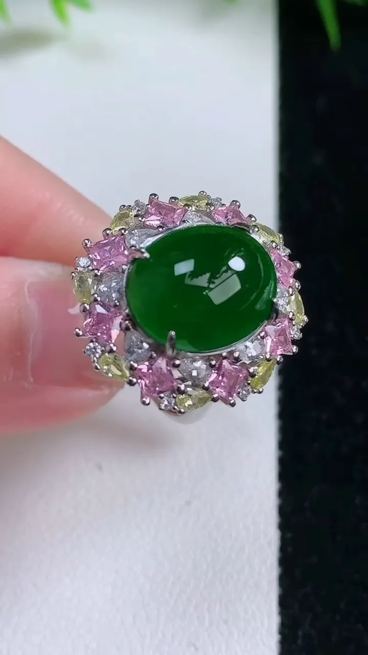 天然A货翡翠蛋面戒指，尺寸12.7-11-8.3，重量:4.62g2026年1月26日
工厂直销收藏佳品,种好水足，色泽均匀，有种有色，上手高大气！