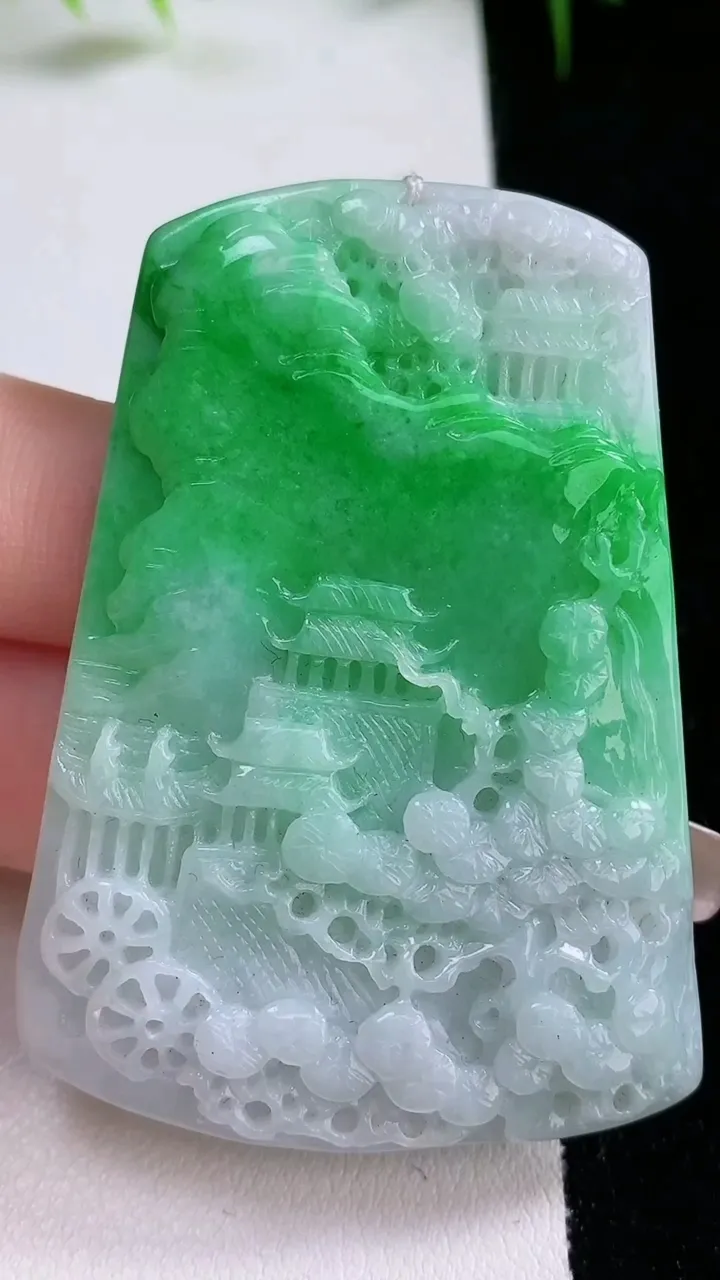 天然A货翡翠山水牌吊坠，尺寸58.3-40.8-5.4，重量:29.60g
1月26日