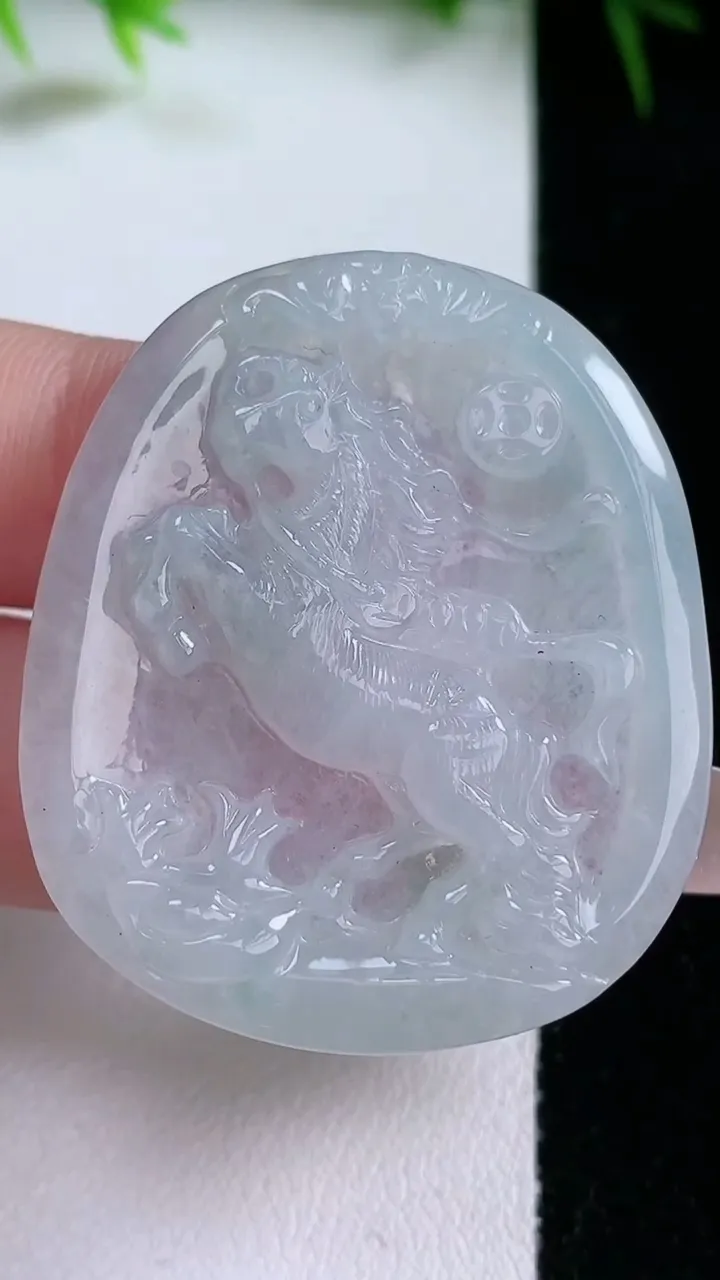 天然A货翡翠飘花生肖马吊坠，尺寸41-35-4.8，重量:13.12g
1月26日