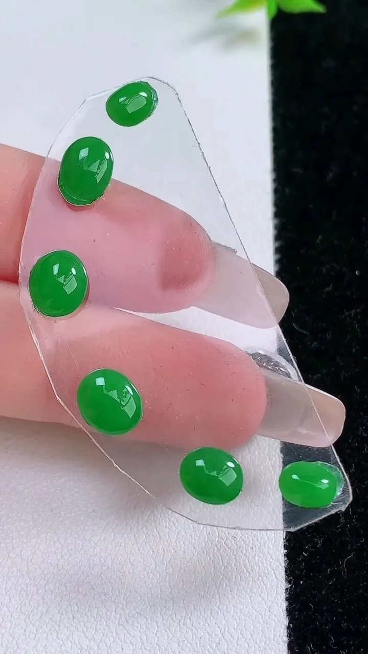 天然A货翡翠蛋面镶嵌件一手，尺寸7.6-6.6-3，重:1.89g
1月26日