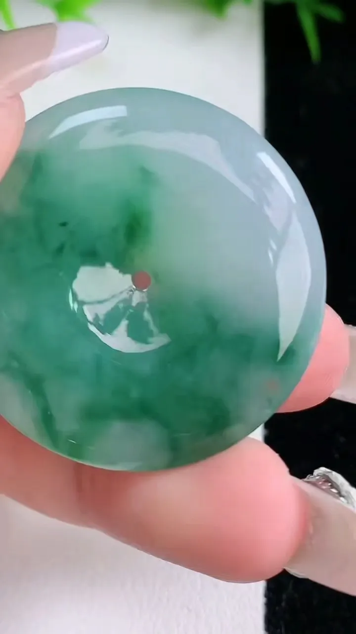 天然A货翡翠飘花平安扣吊坠，尺寸35.7-5.1，重量:15.20g
1月26日