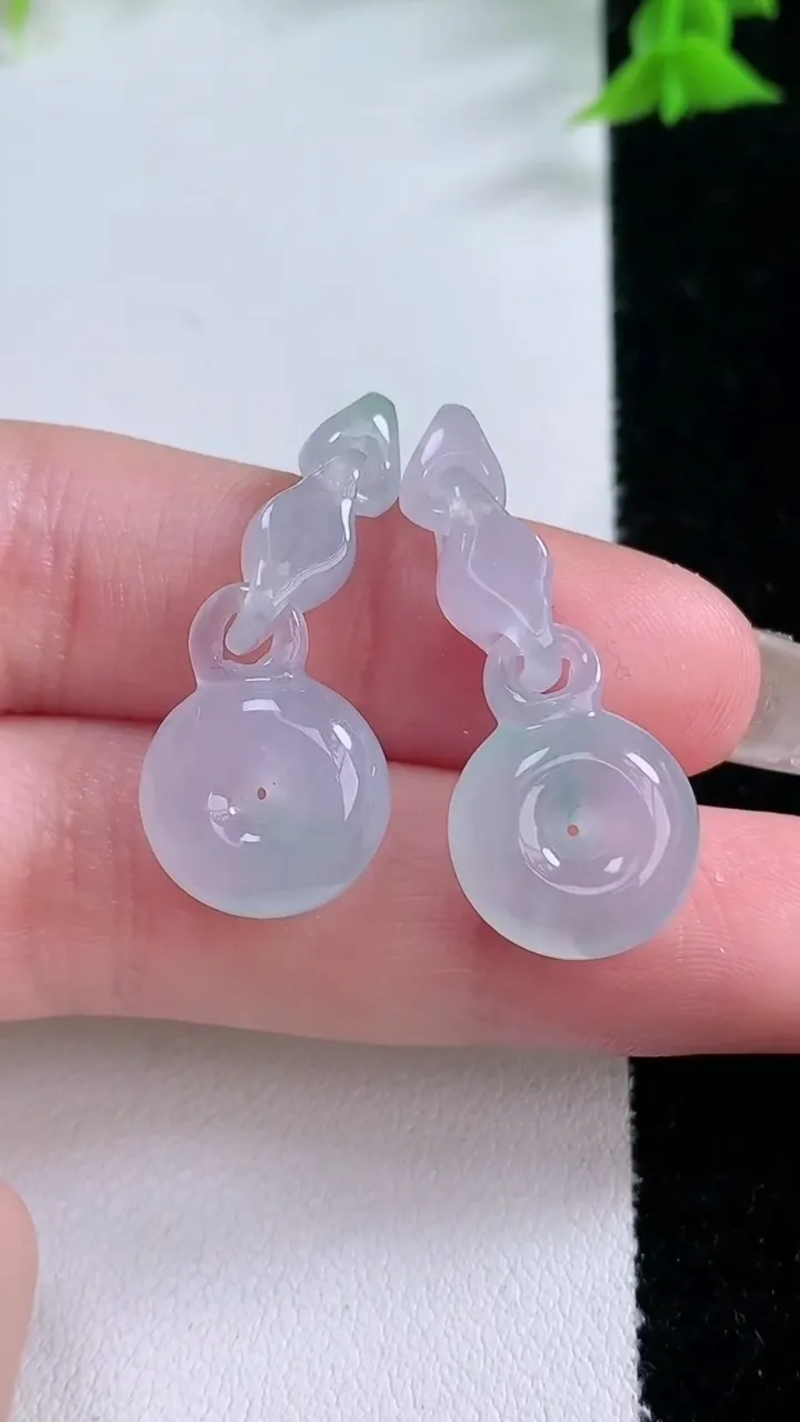 天然A货翡翠平安扣吊坠一对，尺寸12.7-5.5，重量:6.15g
1月26日