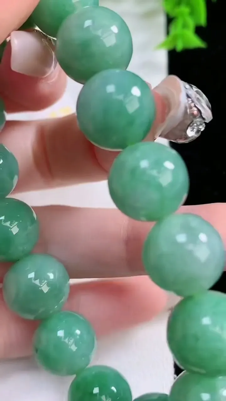 天然A货翡翠圆珠手串，尺寸12.7-16颗，重量:56.39g1月26日
工厂直销收藏佳品,种好水足，色泽均匀，有种有色，上手高大气！