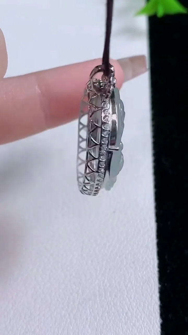 天然A货翡翠种白冰布袋佛吊坠，尺寸32.7-21.8-8.2，裸石24-18.5重量:5.32g
1月27日