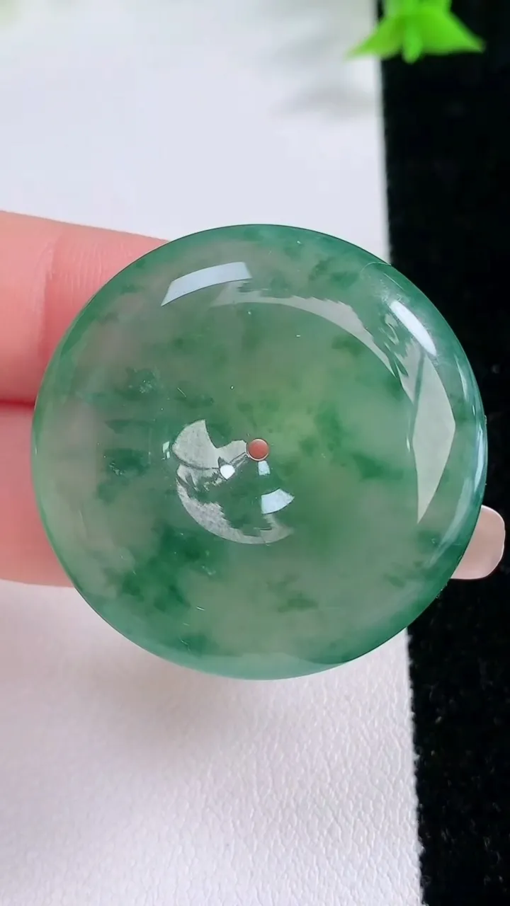 天然A货翡翠种飘花平安扣吊坠，尺寸34.2-7.7，重量:18.40g
1月27日