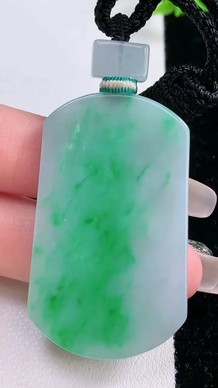 天然A货翡翠无事牌吊坠，尺寸48.3-29-3.6，重量:19.32g
1月27日