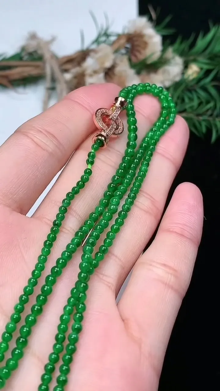 天然A货翡翠小米珠项链，尺寸2.4-226颗，重量:7.34g1月27日
工厂直销收藏佳品,种好水足，色泽均匀，有种有色，上手高大气！