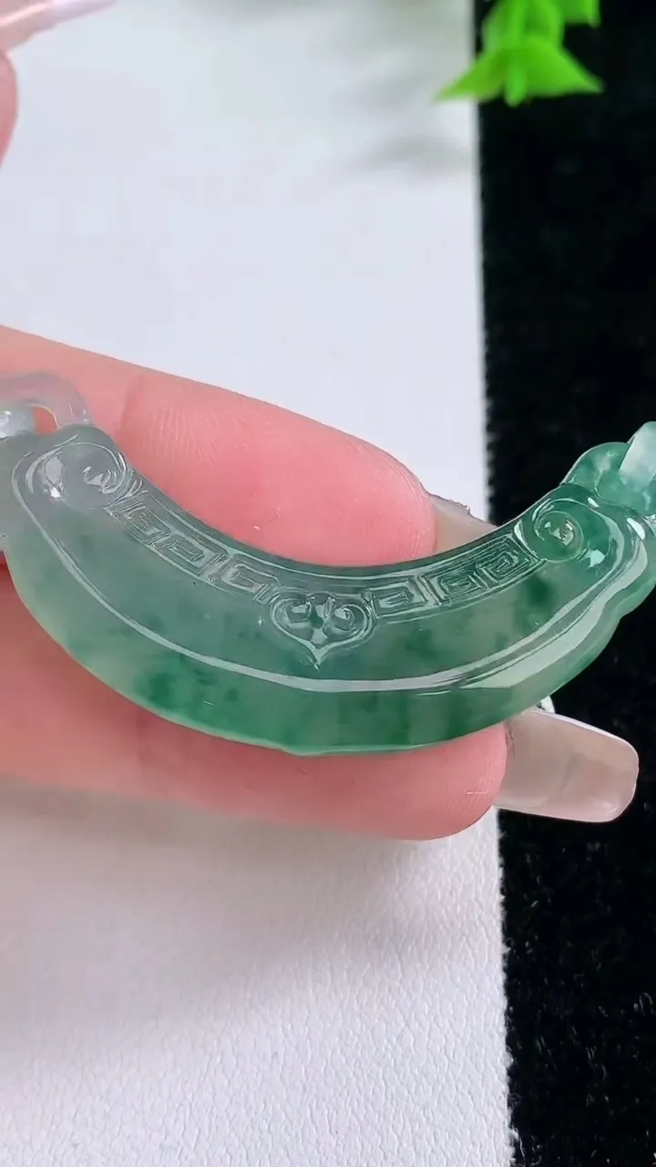 天然A货翡翠冰种飘花如意锁吊坠，尺寸12-55.3-6，重量:11.68g
1月27日