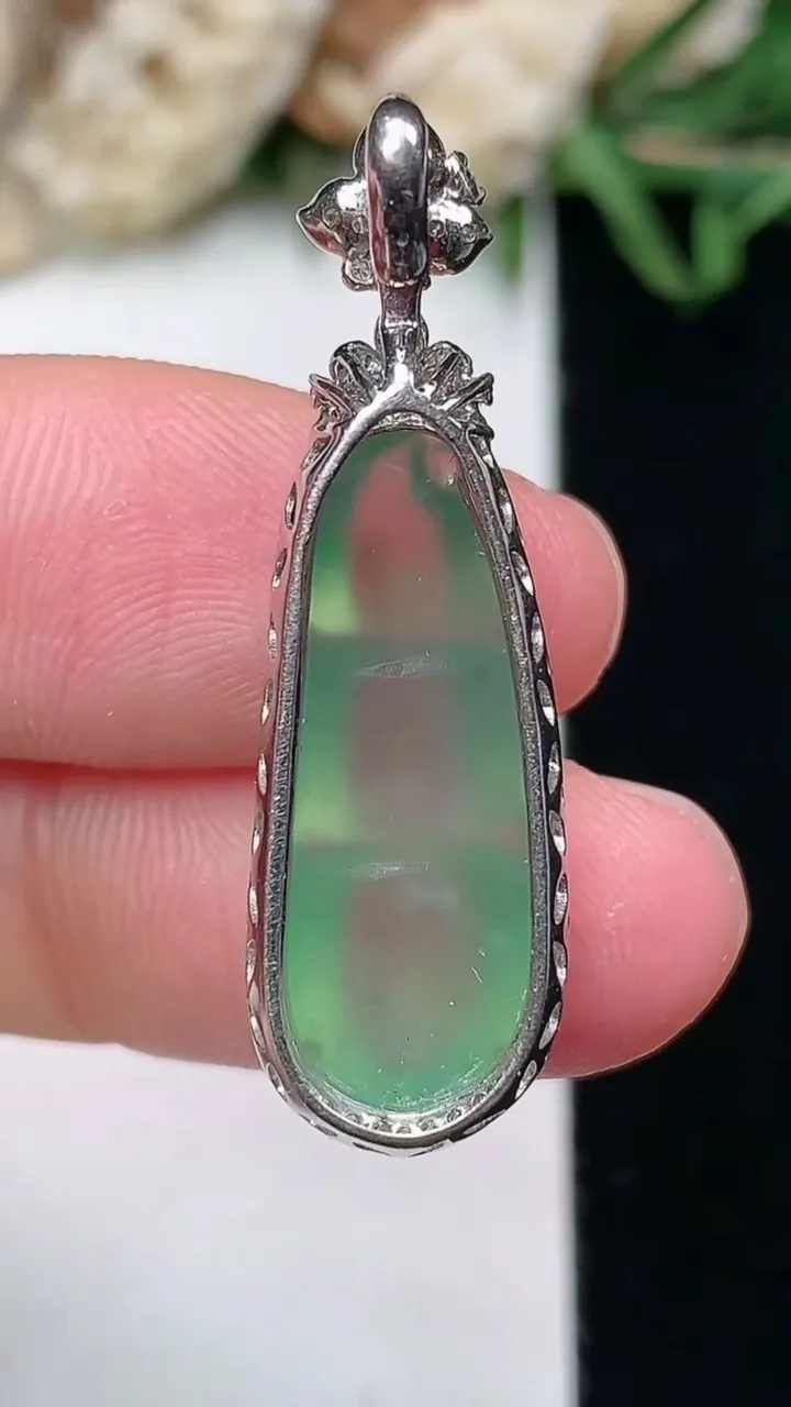 天然A货翡翠福豆吊坠，尺寸33.4-10.3-7.8，裸石22.3-8.2，重量:3.12g
1月27日