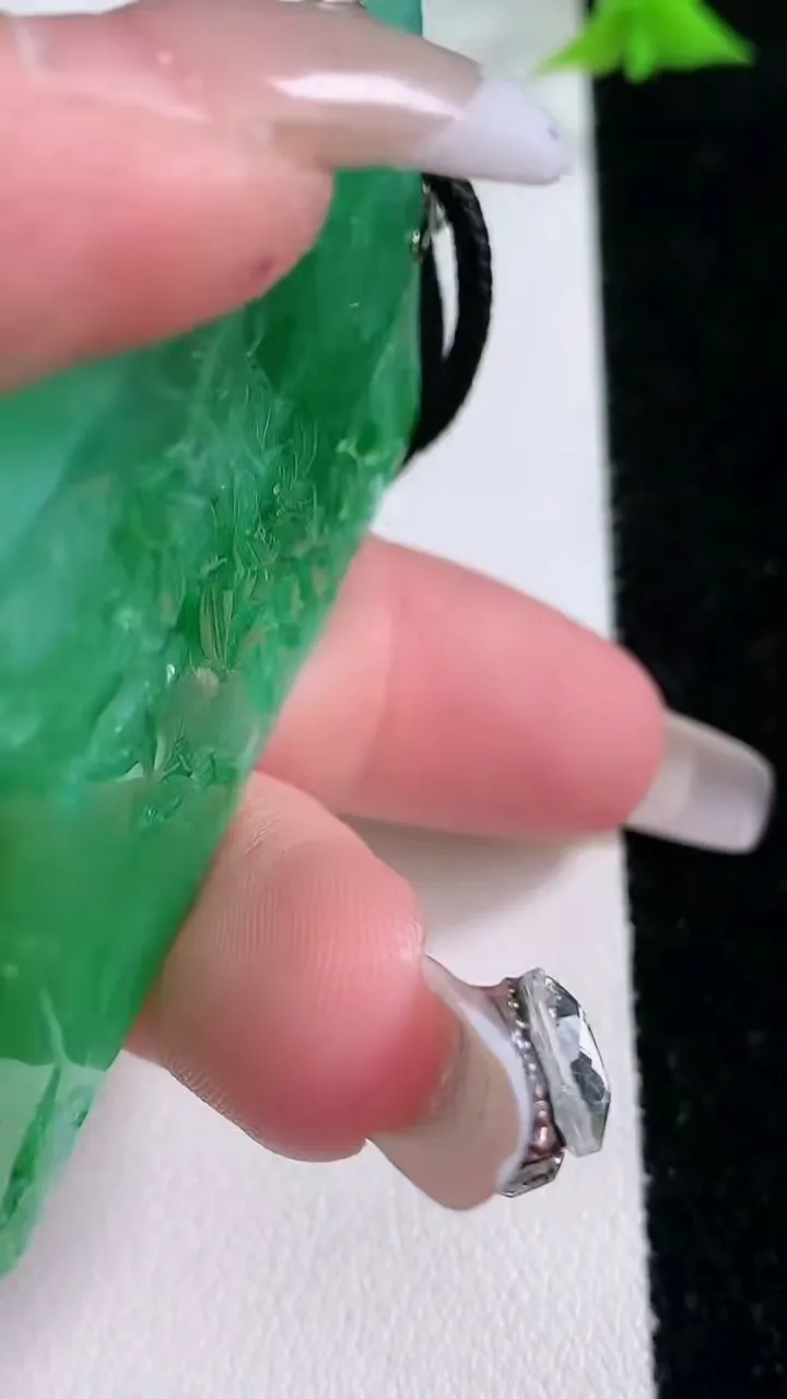 天然A货翡翠山水牌吊坠，尺寸56.2-32.3-5.7，重量:31.82g
1月27日