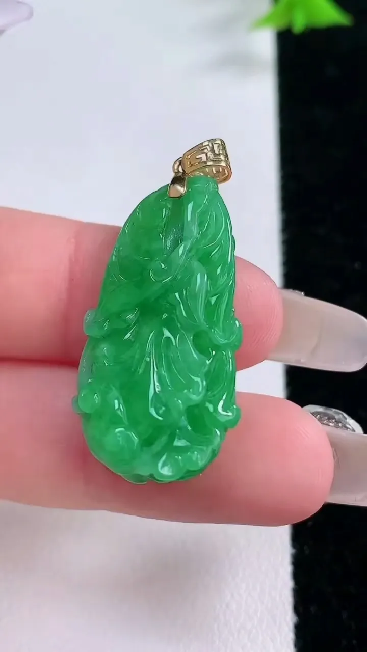 天然A货翡翠白菜吊坠，尺寸30.7-15.2-9.7，重量:6.04g
1月27日